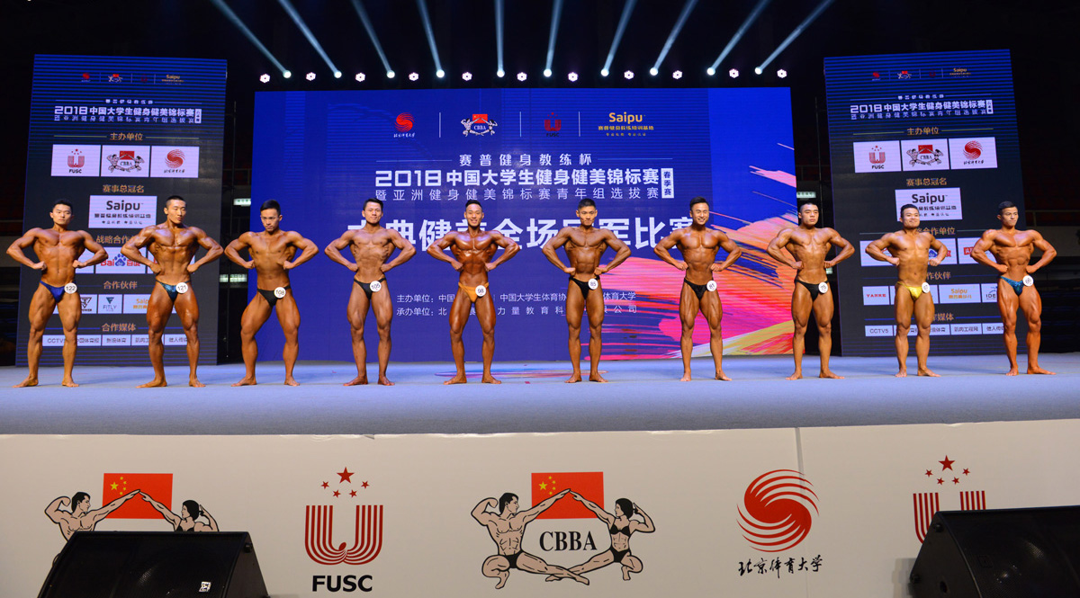 圖9馮樹洪(左五)在古典健美全場冠軍比賽中